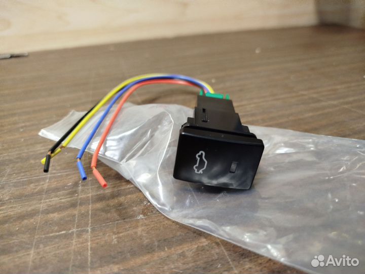 Кнопка открытия багажника Toyota