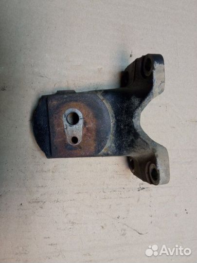 Кронштейн правый Toyota Land Cruiser Prado KDJ150