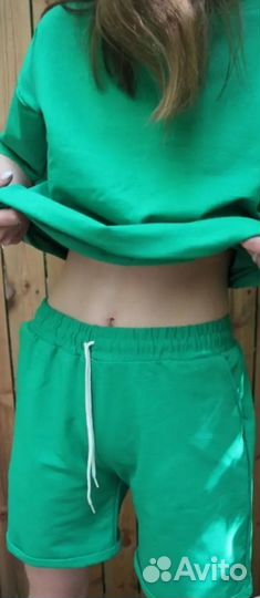 Костюм с шортами женский зеленый