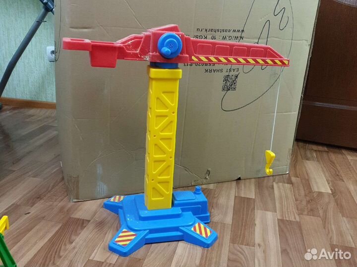 Подъемный кран игрушка