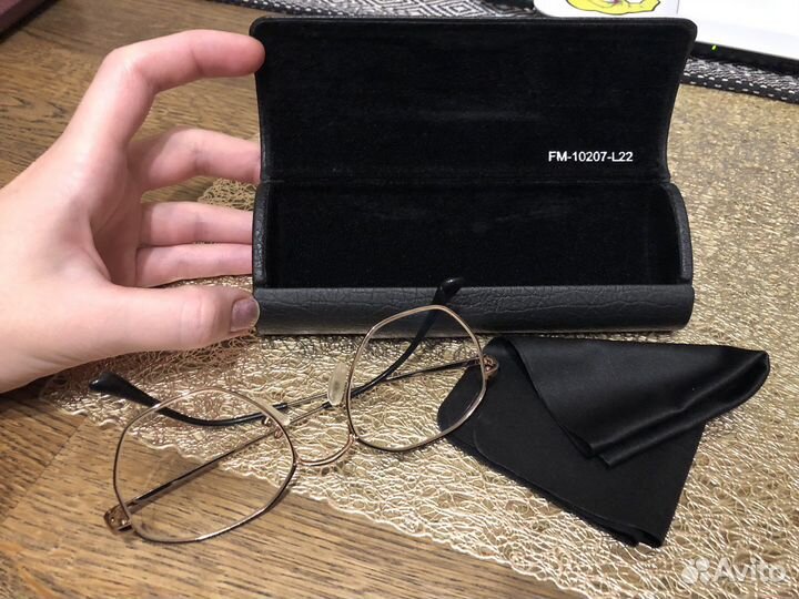 Очки и футляр для них