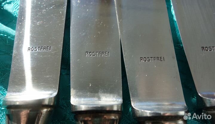 Набор старинных серебряных ножей, ложек и вилок