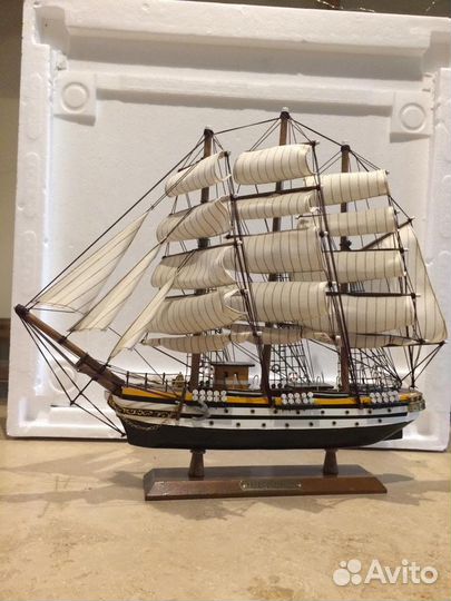 Модель корабля из дерева Amerigo Vespucci