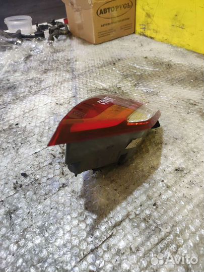 Правый Фонарь в крышку багажника Genesis G80