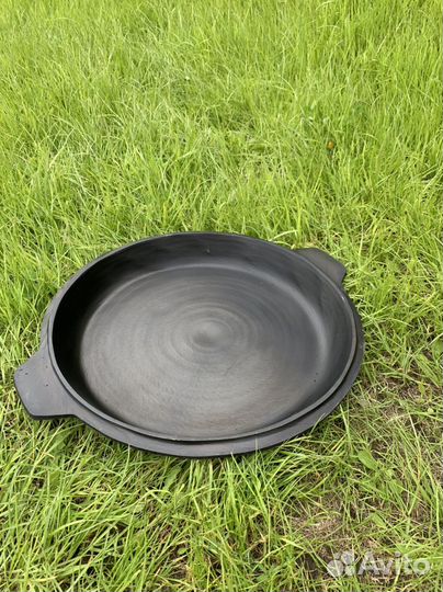 Казан с чугунной крышкой сковородой