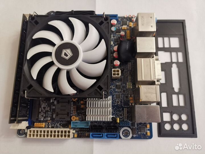 Материнская плата Intel DH77DF в сборке