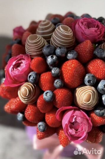 Подарочные шляпные коробки из клубники в шоколаде