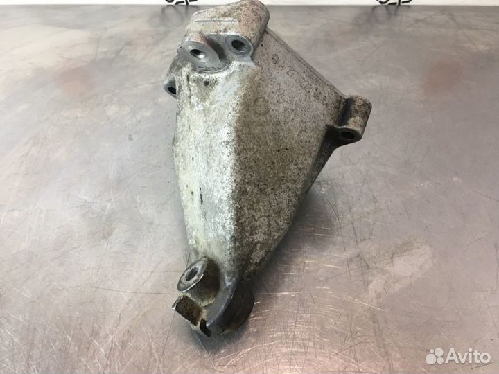 Кронштейн двигателя левый Mercedes C-Class W203