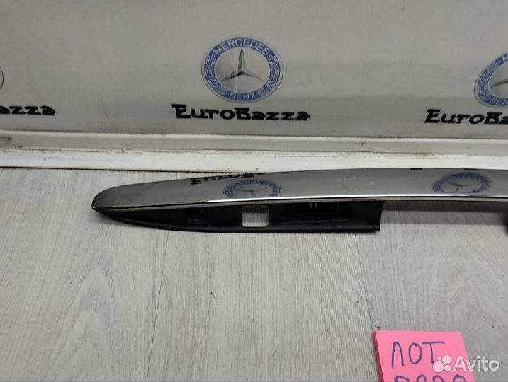 Молдинг крышки багажника Mercedes W251