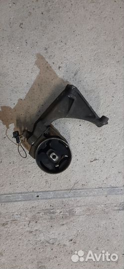 Опора двигателя с кронштейном passat b3