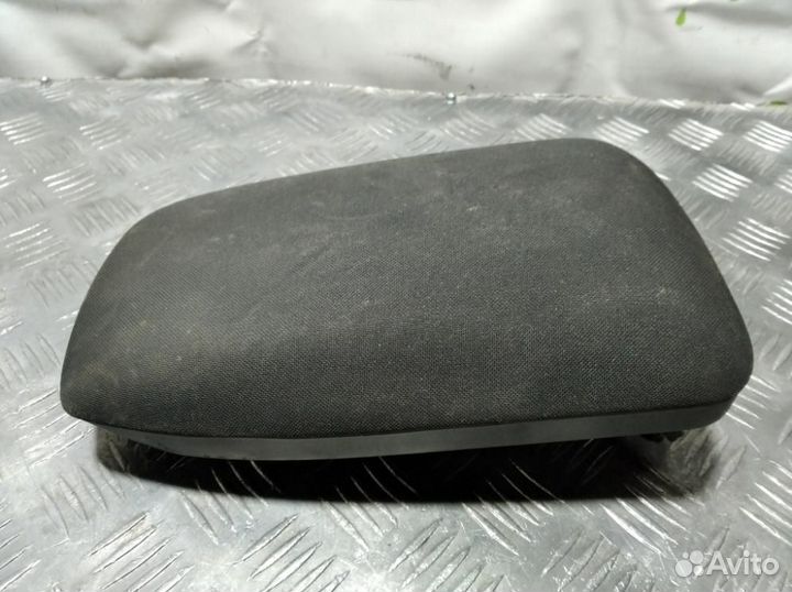 Подлокотник Toyota Corolla e180