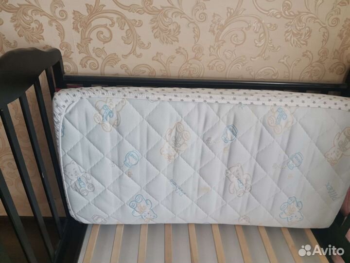 Детская кроватка с продольным маятником и ящиком