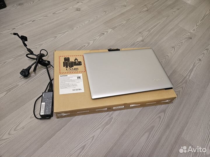 Соременный мощный ноутбук Lenovo core-i3