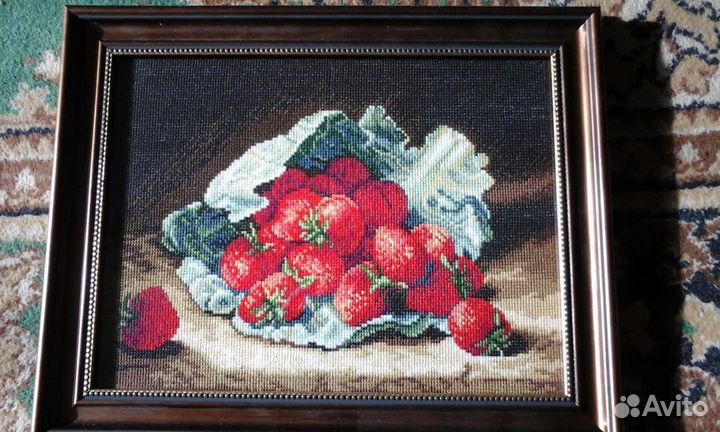 Картина «Клубника в листьях капусты» вышитая крест