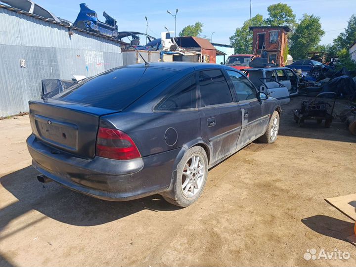 В разборе Опель Вектра B 2.0 л. 136 лс. 1997 г