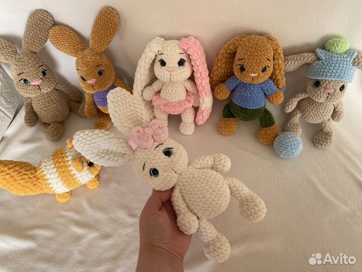 Вязанные игрушки зайка амигуруми