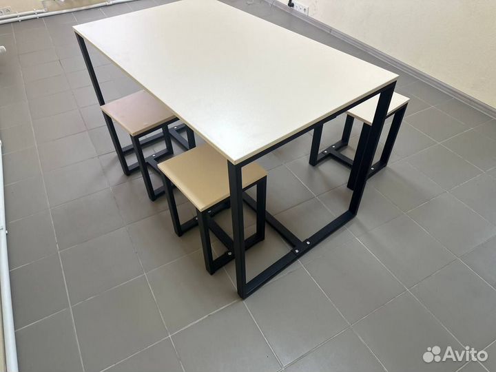 Стол и стулья