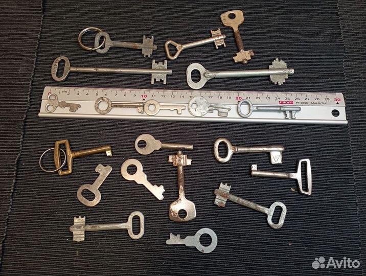Коллекция из 20 винтажных ключиков