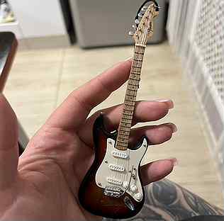 Миниатюра Fender Squier Bullet Strat