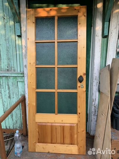 Дверь деревянная с стеклянными вставками