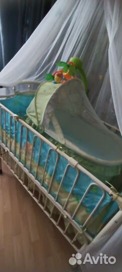 Детская кроватка с маятником