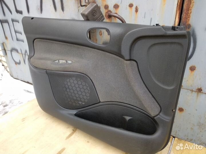 Обшивка передней левой двери Пежо 206