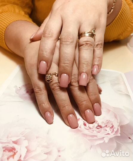 Модель на наращивание и коррекцию ногтей