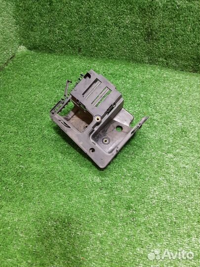 Кронштейн блока предохранителей WV passat b7