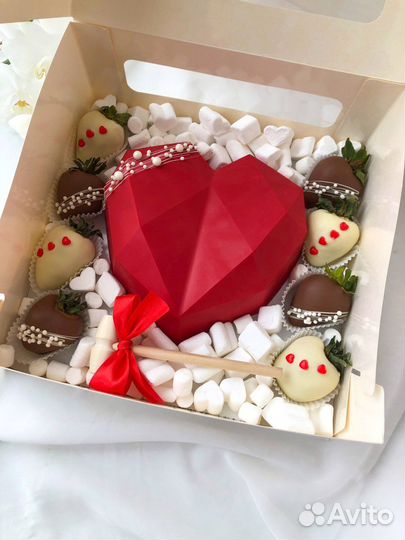 Шоколадная пиньята, сердце, клубника в шоколаде