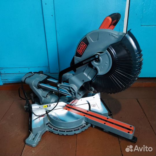 Торцовочная пила 2100W Black&Decker BES 710