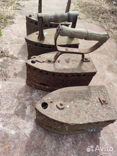 Старинный угольный утюг