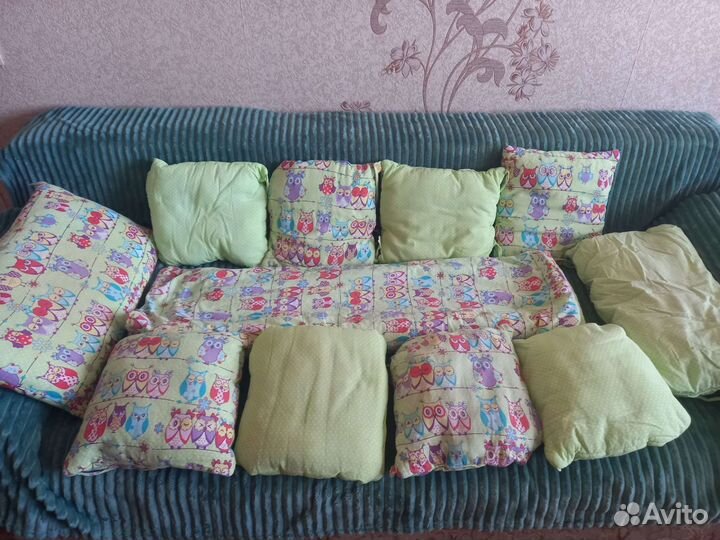 Детская кроватка с маятником и ящиками и матрасом