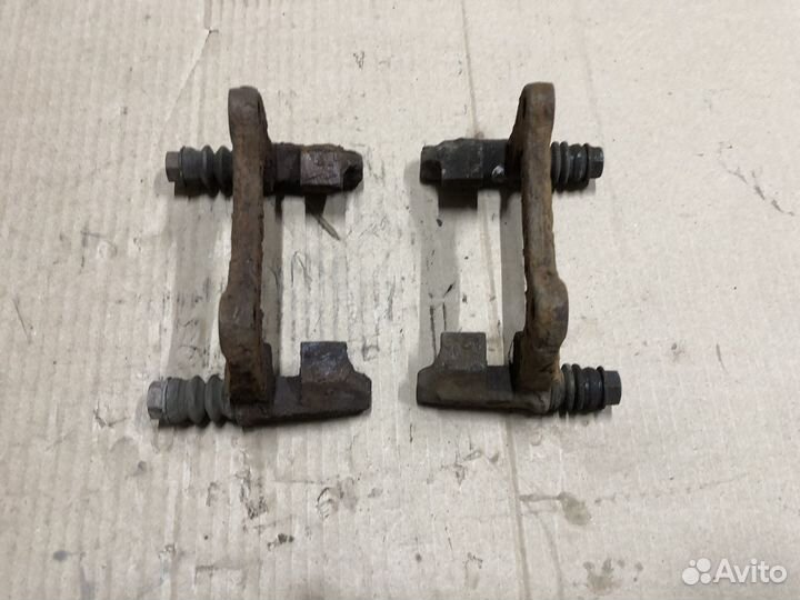 VW Passat B5 Скоба заднего суппорта