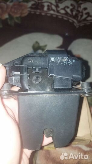 Замок багажника skoda fabia