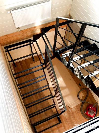 Лестница Г-образная с поворотными ступенями
