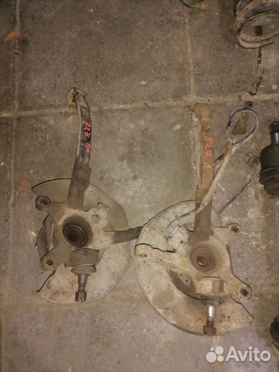 Передний поворотный кулак Rover 800