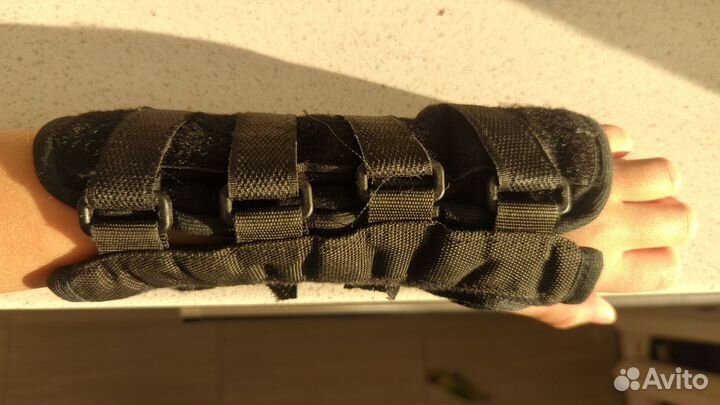 Ортез на запястье. Левая рука