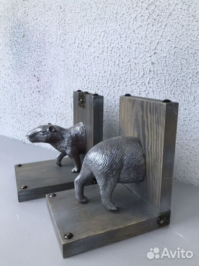 Статуэтка для книг 