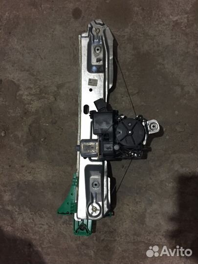 Задний правый стеклоподьемник Опель Астра Джей