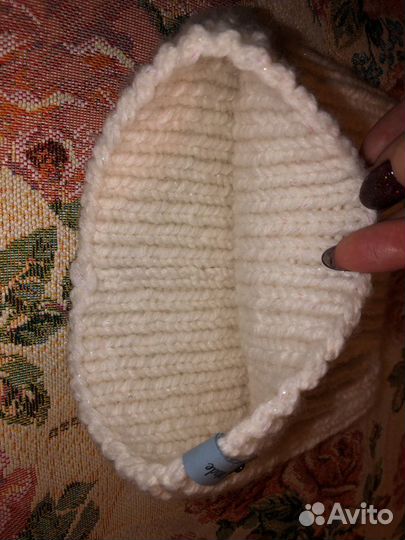 Вязаная белая шапочка