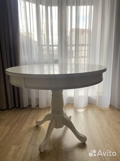 Круглый белый стол из массива дуба