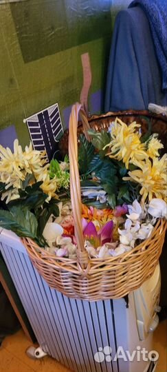Искуственные цветы в карзинке