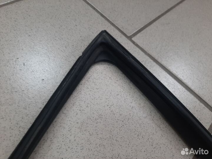 Уплотнитель стекла двери передний левый RAV4 40