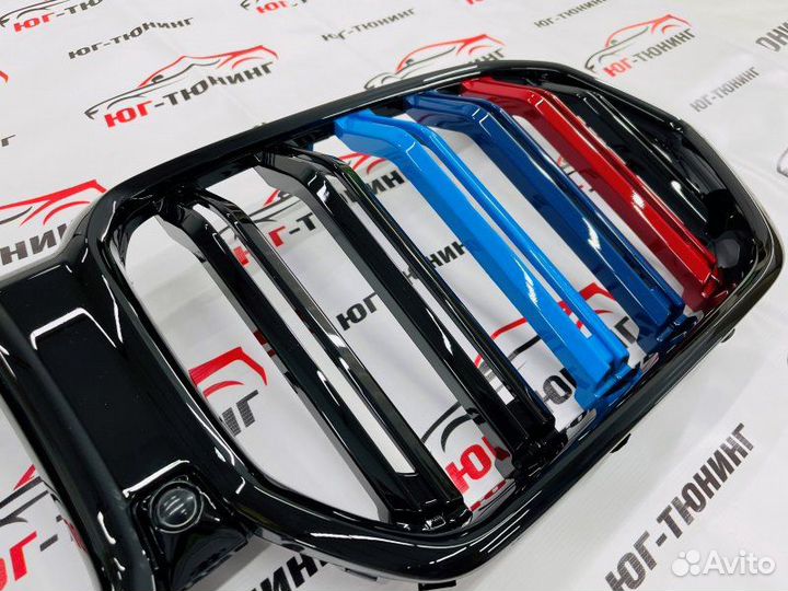 Решетка на BMW Х6 G06 в стиле Х6М с триколором