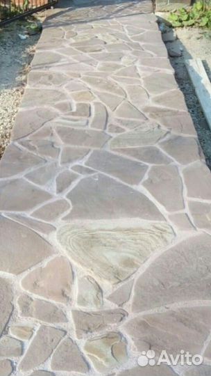 Укладка дорожек природным камнем и арт бетоном
