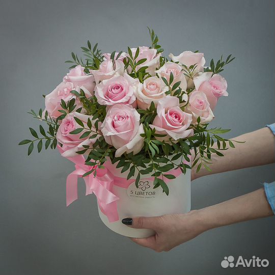 15 розовых роз в шляпной коробке с зеленью, цветы