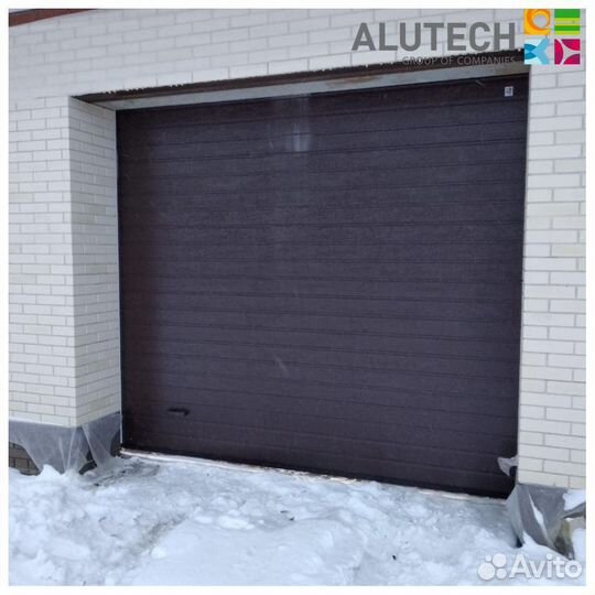 Секционные ворота для гаража alutech