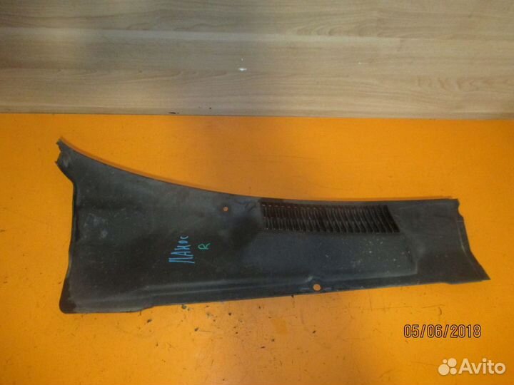 Решетка стеклоочистителей правая 96304673 Lanos