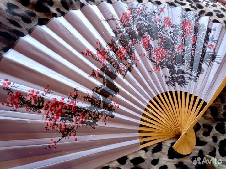 Веер большой в деревянном корпусе