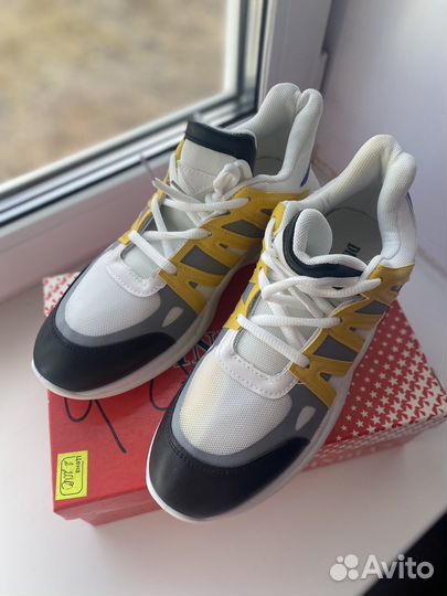 Кроссовки (новые) универсальные